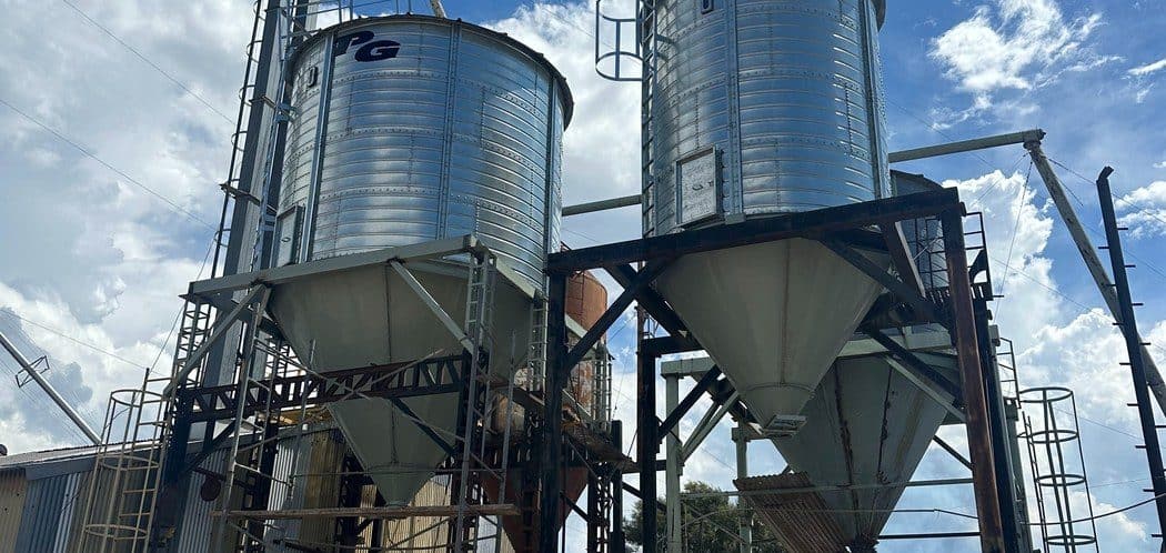 Silos y noria elevadora PG Metalúrgica